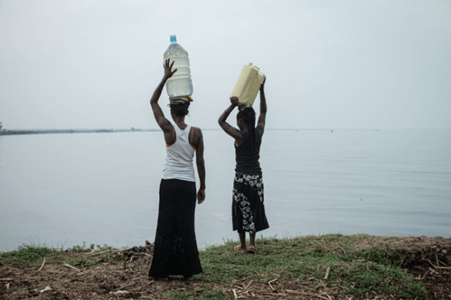 Image 1 : Deux femmes devant le Lac Albert